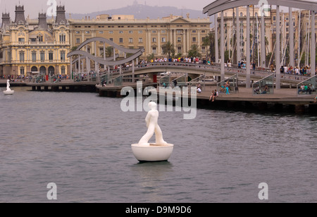 Blick auf den Port Vell Barcelona mit der Eröffnung der Brücke und Skulptur im Meer Stockfoto