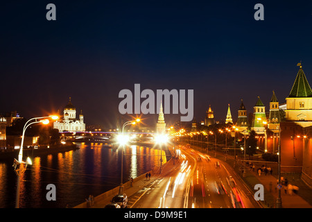 Nachtansicht des Moskwa-Fluss, der Kreml, der Christ-Erlöser-Kathedrale und der Straße Stockfoto