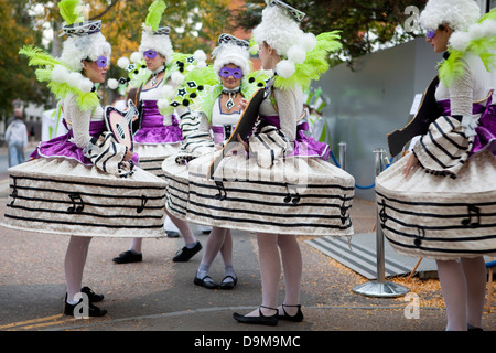 Thames Festival 2009. Die London Samba-Schule, immer bereit für die Nacht-Karneval. Stockfoto