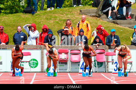 Dublin, Irland. 22. Juni 2013. Damen 100m Athleten brechen aus den Blöcken während der Europameisterschaften Team 1. Liga vom Morton Stadium, Santry. Bildnachweis: Aktion Plus Sport/Alamy Live-Nachrichten Stockfoto