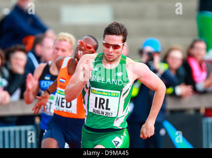 Dublin, Irland. 22. Juni 2013. Brian Gregan (IRE) bricht um die letzte Ecke in der Mens 400m bei den Europameisterschaften Team 1. Liga vom Morton Stadium, Santry. Bildnachweis: Aktion Plus Sport/Alamy Live-Nachrichten Stockfoto