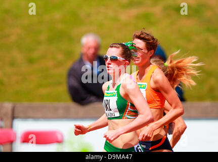 Dublin, Irland. 22. Juni 2013. Rose-Anne Galligan (IRE) führt die Packung in der ersten Runde der Frauen 800m bei den Europameisterschaften Team 1. Liga vom Morton Stadium, Santry. Bildnachweis: Aktion Plus Sport/Alamy Live-Nachrichten Stockfoto