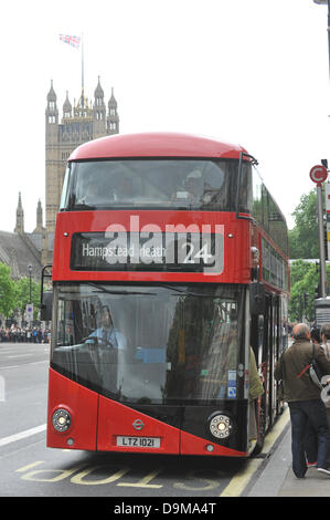 Whitehall, London, UK. 22. Juni 2013. Mit dem Parlament im Hintergrund eines der neuen Bus für London (NB4L) am 24. route auf Whitehall. Bildnachweis: Matthew Chattle/Alamy Live-Nachrichten Stockfoto