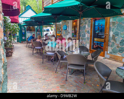 Café im freien Mongoose Junction Shopping Komplex auf der Karibik Insel St. John in den US Virgin Islands Stockfoto