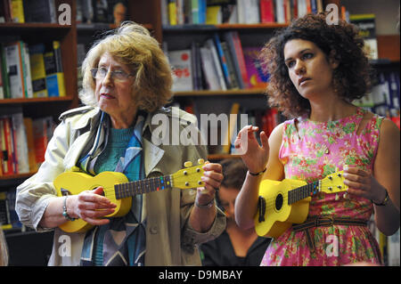 Blackwells Bookshop, Charing Cross Road, London, UK. 22. Juni 2013. Zwei Frauen lernen die Ukulele auf der "Ukulele-Party" im Blackwells Bookshop eine Tätigkeit als Bestandteil der Charing Cross Road Fest 2013. Bildnachweis: Matthew Chattle/Alamy Live-Nachrichten Stockfoto