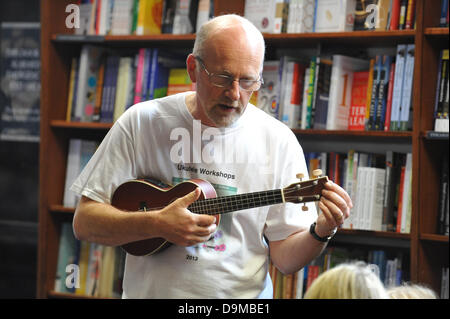 Blackwells Bookshop, Charing Cross Road, London, UK. 22. Juni 2013. Ukulele Magier Ian Lawrence lehrt man die Ukulele spielen bei der "Ukulele-Party" im Blackwells Bookshop eine Tätigkeit als Bestandteil der Charing Cross Road Fest 2013. Bildnachweis: Matthew Chattle/Alamy Live-Nachrichten Stockfoto