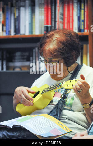 Blackwells Bookshop, Charing Cross Road, London, UK. 22. Juni 2013. Lernen, auf der "Ukulele-Party" im Blackwells Bookshop eine Tätigkeit als Bestandteil der Charing Cross Road Fest 2013 die Ukulele zu spielen. Bildnachweis: Matthew Chattle/Alamy Live-Nachrichten Stockfoto