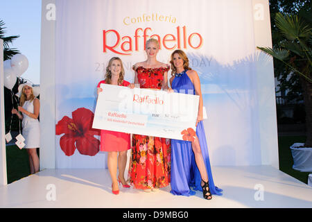 Lavinia Erbrich, Franziska Knuppe und Mareile Hoeppner besuchten am 21.06.2013 in Berlin das "Raffaello Sommertag"-Charity-Event in der Kronprinzenpalais Unter Den Linden. Im Mittelpunkt des Abends ist die Check-Präsentation für SOS-Kinderdorf Dörfer Germa Stockfoto