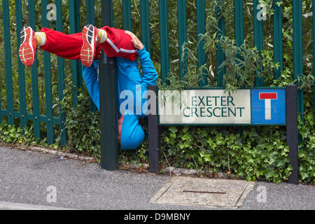 Bournemouth, Dorset, Großbritannien, 22. Juni 2013. Bodies in Urban Spaces des österreichischen Choreographen Willi Dorner sieht menschliche Körper in die Ecken und Winkel der schönsten Wahrzeichen Bournemouth gequetscht. Indem sie sich in Türen, Nischen und jede Lücke quetschen, die sie finden können, bieten die Performer unterschiedliche und oft urkomische Interpretationen urbaner Architektur; ungewöhnliche physische Performance in ungewöhnlichen Räumen von Pavilion Dance South West. Quelle: Carolyn Jenkins/Alamy Live News Stockfoto