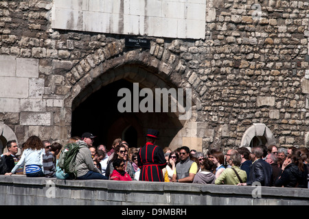 Yeoman Warder mit Tour Gruppe Tower von London england Stockfoto