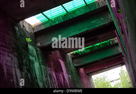 Oberhausen, Deutschland. 22. Juni 2013. Im Landschaftspark Nord ist die Installation "Die Sonne im Tunnel" der französische Künstler Daniel Buren während der internationalen Kunstausstellung Emscherkunst 2013 in Oberhausen, Deutschland, 22. Juni 2013 ausgestellt. Vom 22. Juni bis 6. Oktober 2013 sind entlang des Flusses Emscher 30 Kunstwerke ausgestellt. Foto: CAROLINE SEIDEL/Dpa/Alamy Live News Stockfoto