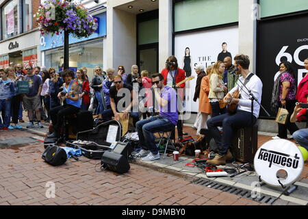 Dublin, Irland. 22. Juni 2013. Pop-Rockband Keywest in Grafton Street Schnallen in Dublin. Meteor Awards nominiert pop-Rock-Band Keywest aus Dublin regelmäßig in Dublins Grafton Street tritt, um ihre Musik an die Fans zu bringen und Alben zu verkaufen. Bildnachweis: Michael Debets/Alamy Live-Nachrichten Stockfoto