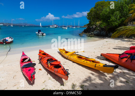 Kajaks am Strand in Cruz Bay auf der Karibik Insel St. John in den US Virgin Islands Stockfoto