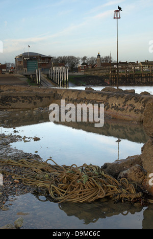 Teil des Meeres Fluss Adur Abwehrkräfte bei Shoreham Hafen / Hafen - Shoreham-by-Sea, West Sussex, England, UK. Stockfoto