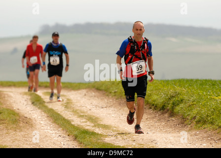 Läufer auf die drei Festungen Herausforderung auf dem Weg zur Chanctonbury Ring in West Sussex. Stockfoto