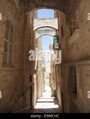 schmale Straße, Valletta, Malta. Stockfoto