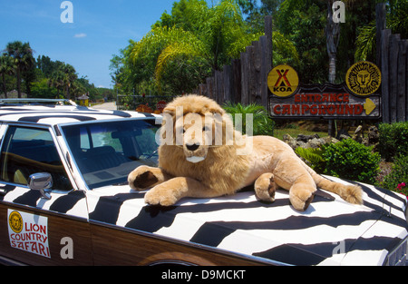 Ein Spielzeug-Löwe begrüßt Besucher Lion Country Safari, eine Fahrt-obwohl Zoologischer Park mit mehr als 900 wilde Tiere in der Nähe von West Palm Beach, Florida, USA. Stockfoto