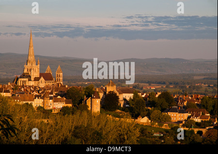 Saint Nazaire Kathedrale Autun Burgund Frankreich mit gotischen Turm gesehen von Rue de Planoises am Morgen Stockfoto