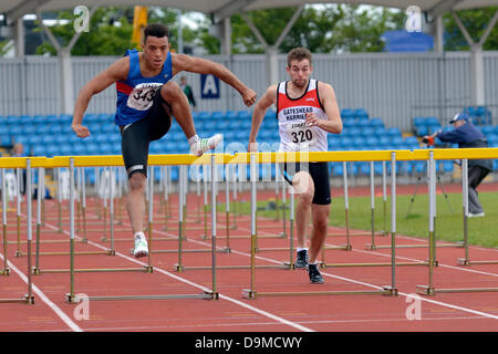 Manchester, UK. 22. Juni 2013. Nördlichen Leichtathletik Meisterschaften Sportcity, Manchester. Curtis Mitchell (343 Preston Harriers) gewinnt die U20 Männer 110 h in 15.67 von Sam Hall (320 Gateshead Harriers) 16,54 © John Fryer/Alamy Live News Bildnachweis: John Fryer/Alamy Live News Stockfoto