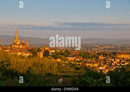 Saint Nazaire Kathedrale Autun Burgund Frankreich mit gotischen Turm gesehen von Rue de Planoises am Morgen Stockfoto