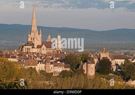 Saint Nazaire Kathedrale Autun Burgund Frankreich mit gotischen Turm gesehen von Rue de Planoises am Morgen Stockfoto