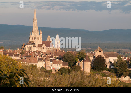 Saint Nazaire Kathedrale Autun Burgund Frankreich mit gotischen Turm gesehen von Rue de Planoises am Morgen Stockfoto