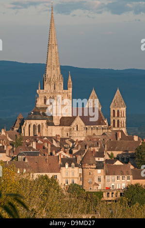 Saint Nazaire Kathedrale Autun Burgund Frankreich mit gotischen Turm gesehen von Rue de Planoises am Morgen Stockfoto