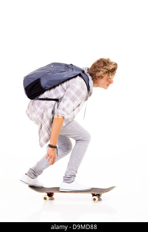 teenboy skateboarding isoliert auf weiss Stockfoto