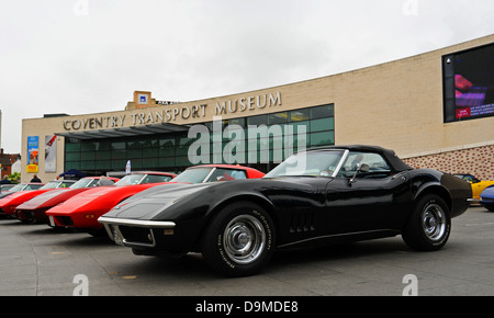 Chevrolet Corvette Autos außerhalb Coventry Transport Museum, Coventry, UK. Stockfoto