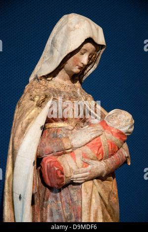 Detail des mittelalterlichen Kalkstein und polychrome Figur der Jungfrau Maria Holding Kind Rolin Museum Autun Burgund Frankreich Stockfoto