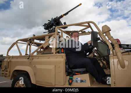 Army Land Rover mit Schnorchelauspuff, in Preston UK, 22. Juni 2013. Ted Robbins Schauspieler, Fernsehmoderator und Radiosender auf der Preston Military Show in Fulwood Barracks, Preston, Lancashire. Soldaten und Frauen, Kadetten und Veteranen vertreten die Royal Navy, die Army und die Royal Air Force aus ganz Nord-West: Cheshire, Cumbria, Lancashire, Merseyside und Greater Manchester. Die Preston Military Show ist die größte Anzeige der Streitkräfte im Nordwesten Englands. Stockfoto