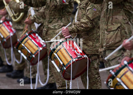 Schlagzeuger der britischen Armee auf der Preston Military Show in Fulwood Barracks, Preston, Lancashire. Militärangehörige und Frauen, Kadetten und Veteranen in Tarnuniformen die Armee aus dem ganzen Nordwesten: Cheshire, Cumbria, Lancashire, Merseyside und Greater Manchester. Die Preston Military Show ist die größte Ausstellung der britischen Streitkräfte im Nordwesten Englands. Stockfoto