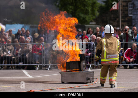 Preston, UK, 22. Juni 2013. Lancashire Fire & Rescue Service an der Preston militärischen Zeigen an Fulwood Kaserne, Preston, Lancashire. Soldaten und Soldatinnen, Kadetten und Veteranen der Royal Navy, der Armee und der Royal Air Force aus der ganzen Nordwesten: Cheshire, Cumbria, Lancashire, Merseyside und Greater Manchester. Das Preston militärischen Show ist die größte Anzeige durch die Streitkräfte im Nordwesten von England. Stockfoto