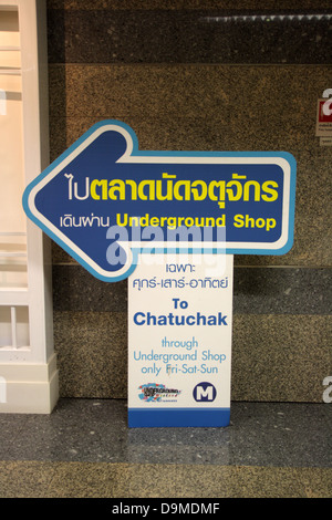 Zeichen Weg zum Chatuchak Weekend Market in MRT-Station, Bangkok, Thailand Stockfoto