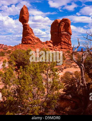 Ausgewogene Rock gesehen vom Parkplatz im Arches National Park in der Nähe von Moab, Utah Stockfoto