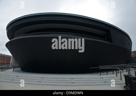 Mary Rose Ausstellungshalle neben HMS Victory in Portsmouth historischen Docks aus betrachtet Stockfoto