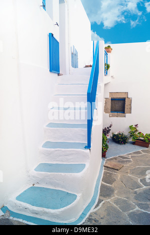 Traditionelle griechische Gasse auf Sifnos Insel, Griechenland Stockfoto