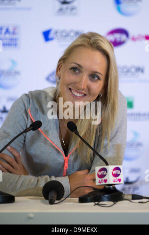 Eastbourne, Großbritannien 22. Juni 2013. Elena Vesnina Russlands von Vereinigten Staaten in ihrer Pressekonferenz nach dem Sieg im Finale des Turniers WTA Tour Aegon International in Devonshire Park in Eastbourne. Bildnachweis: Mike Französisch/Alamy Live-Nachrichten Stockfoto