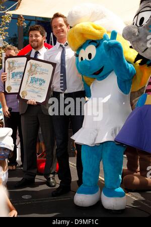 Los Angeles, CA. 22. Juni 2013. Neil Patrick Harris, Schlumpfine in Anwesenheit für die SCHLÜMPFE 2 Sponsoren Global Schlümpfe Day, The Grove, Los Angeles, CA 22. Juni 2013. Bildnachweis: Emiley Schweich/Everett Collection/Alamy Live-Nachrichten Stockfoto