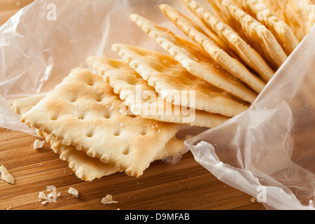 Essfertig organischen ganzen Weizen Soda Cracker Stockfoto