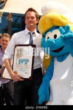 Los Angeles, CA. 22. Juni 2013. Neil Patrick Harris, Schlumpfine in Anwesenheit für die SCHLÜMPFE 2 Sponsoren Global Schlümpfe Day, The Grove, Los Angeles, CA 22. Juni 2013. Bildnachweis: Emiley Schweich/Everett Collection/Alamy Live-Nachrichten Stockfoto