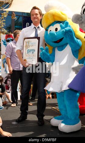 Los Angeles, CA. 22. Juni 2013. Neil Patrick Harris, Schlumpfine in Anwesenheit für die SCHLÜMPFE 2 Sponsoren Global Schlümpfe Day, The Grove, Los Angeles, CA 22. Juni 2013. Bildnachweis: Emiley Schweich/Everett Collection/Alamy Live-Nachrichten Stockfoto
