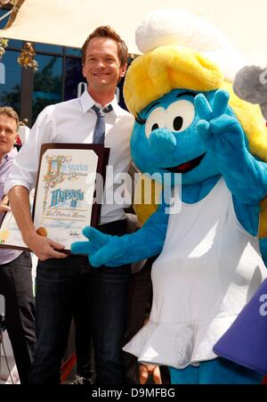 Los Angeles, CA. 22. Juni 2013. Neil Patrick Harris, Schlumpfine in Anwesenheit für die SCHLÜMPFE 2 Sponsoren Global Schlümpfe Day, The Grove, Los Angeles, CA 22. Juni 2013. Bildnachweis: Emiley Schweich/Everett Collection/Alamy Live-Nachrichten Stockfoto