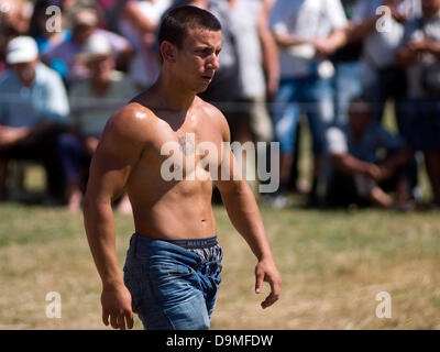 Bulgarische Kultur feiern Traditionelles wrestling Männer und Frauen komplette Stockfoto