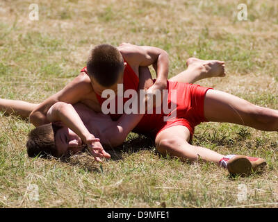 Bulgarische Kultur feiern Traditionelles wrestling Männer und Frauen komplette Stockfoto