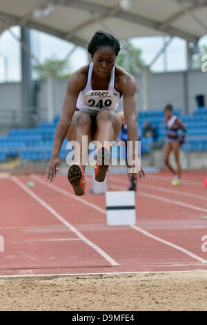 Manchester, UK. 22. Juni 2013. Nördlichen Leichtathletik Meisterschaften Sportcity Manchester, UK 22. Juni 2013 Nony Mordi (Shaftesbury Barnet) gewinnt der Senior Frauen Dreisprung mit 13,29 m. Bildnachweis: John Fryer/Alamy Live-Nachrichten Stockfoto