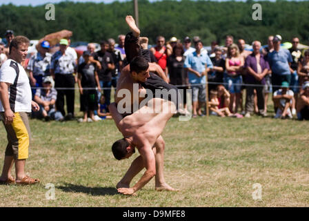 Bulgarische Kultur feiern Traditionelles wrestling Männer und Frauen komplette Stockfoto