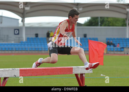 Manchester, UK. 22. Juni 2013. Nördlichen Leichtathletik Meisterschaften Sportcity Manchester, UK 22. Juni 2013 Josh Tigue (Salford H + AC) löscht die letzte Hürde auf dem Weg zum Gewinn der Senior Men 3.000 m Hindernislauf in 9.36.69 Credit: John Fryer/Alamy Live News Stockfoto