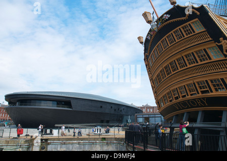 HMS Victory Vordergrund der Mary Rose Street Hintergrund bei Portsmouth historic dockyard Stockfoto