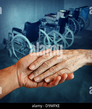 Behinderte und behinderte ältere medizinische Gesundheitsversorgung Konzept mit einer jungen Person halten und eine alte ältere Großeltern mit einer Gruppe von Rollstühlen im Hintergrund eine helfende Hand geben. Stockfoto